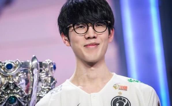 B8 在 StarLadder Budapest Major 2025 第三阶段中获得一个名额，而 TyLoo 被淘汰出局